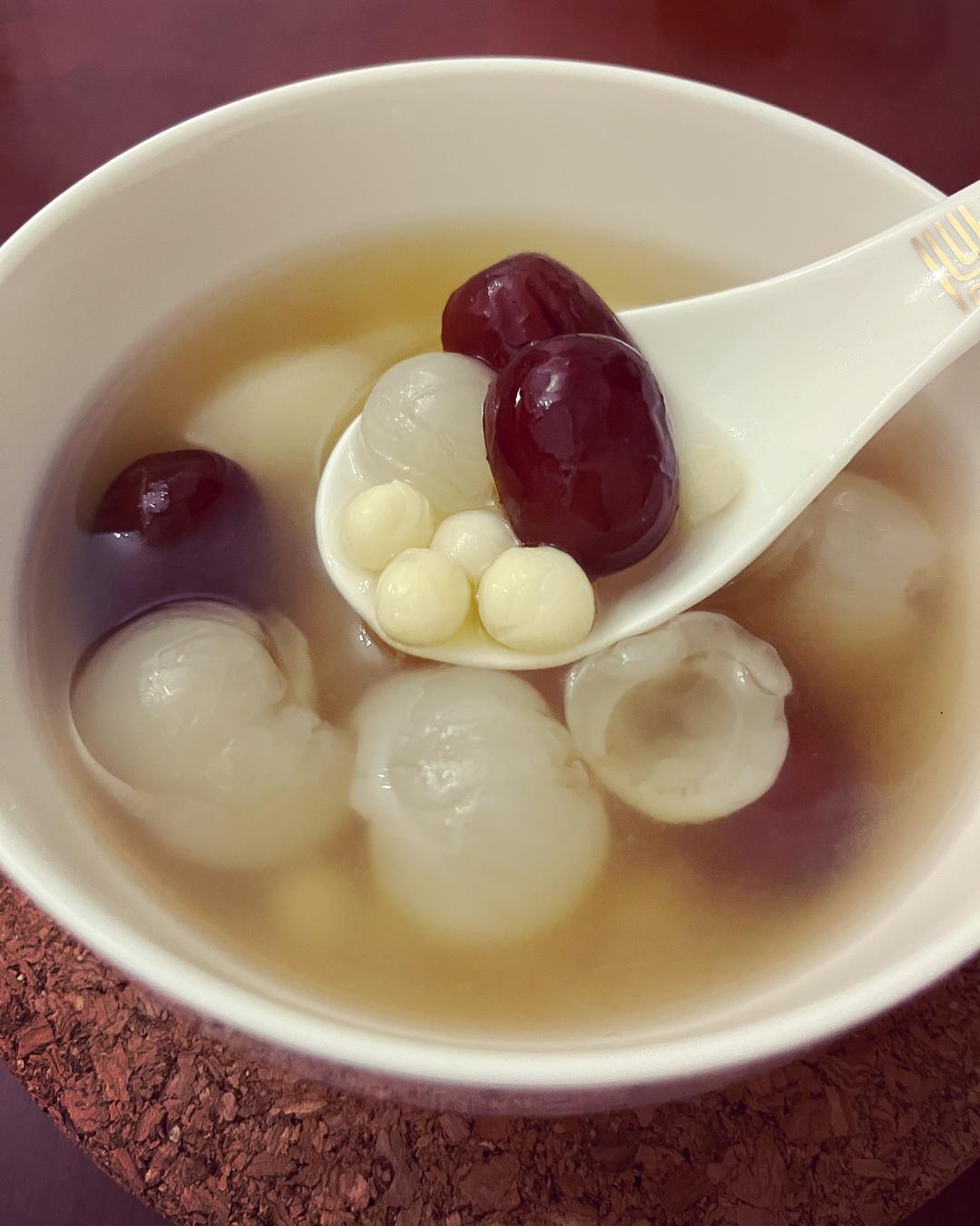 红枣龙眼鸡头米甜汤的做法