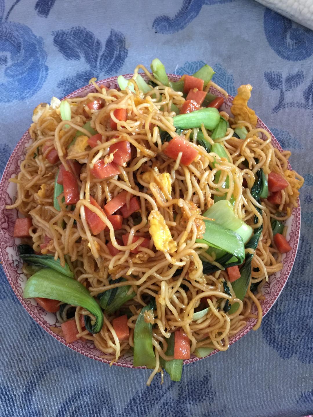 青菜鸡蛋火腿炒面