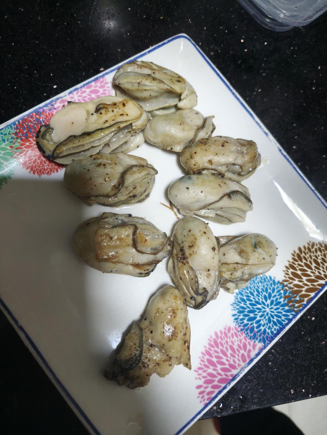 煮饭婆秒变星厨，蒜香黑椒煎生蚝