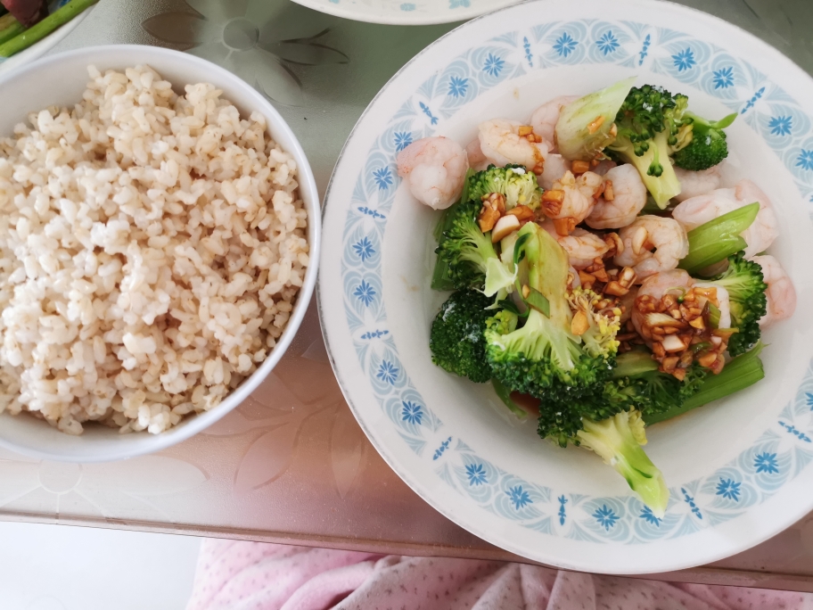 9天减肥餐-day2午餐-西兰花虾仁酱汁糙米饭的做法
