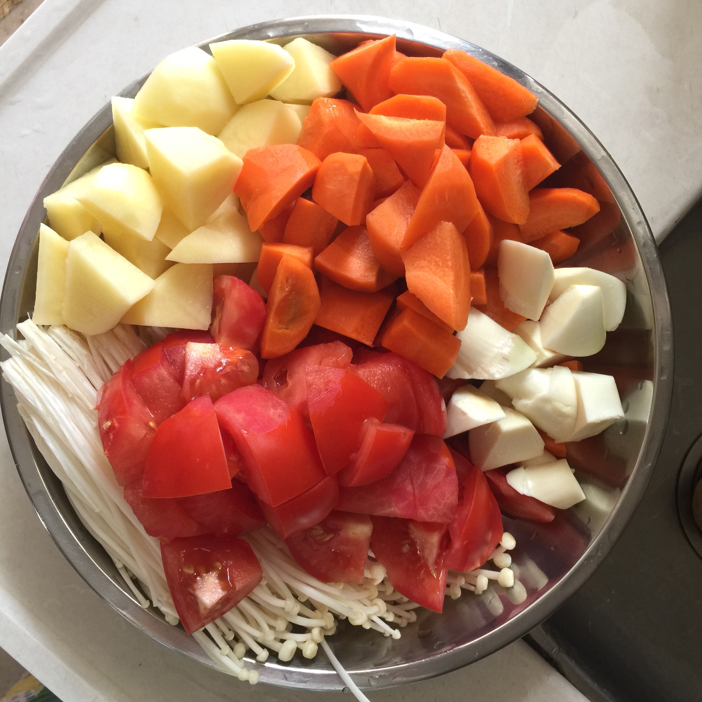 马铃薯 胡萝卜 茭白 番茄 金针菇 肥牛浓汤（或锅）的做法