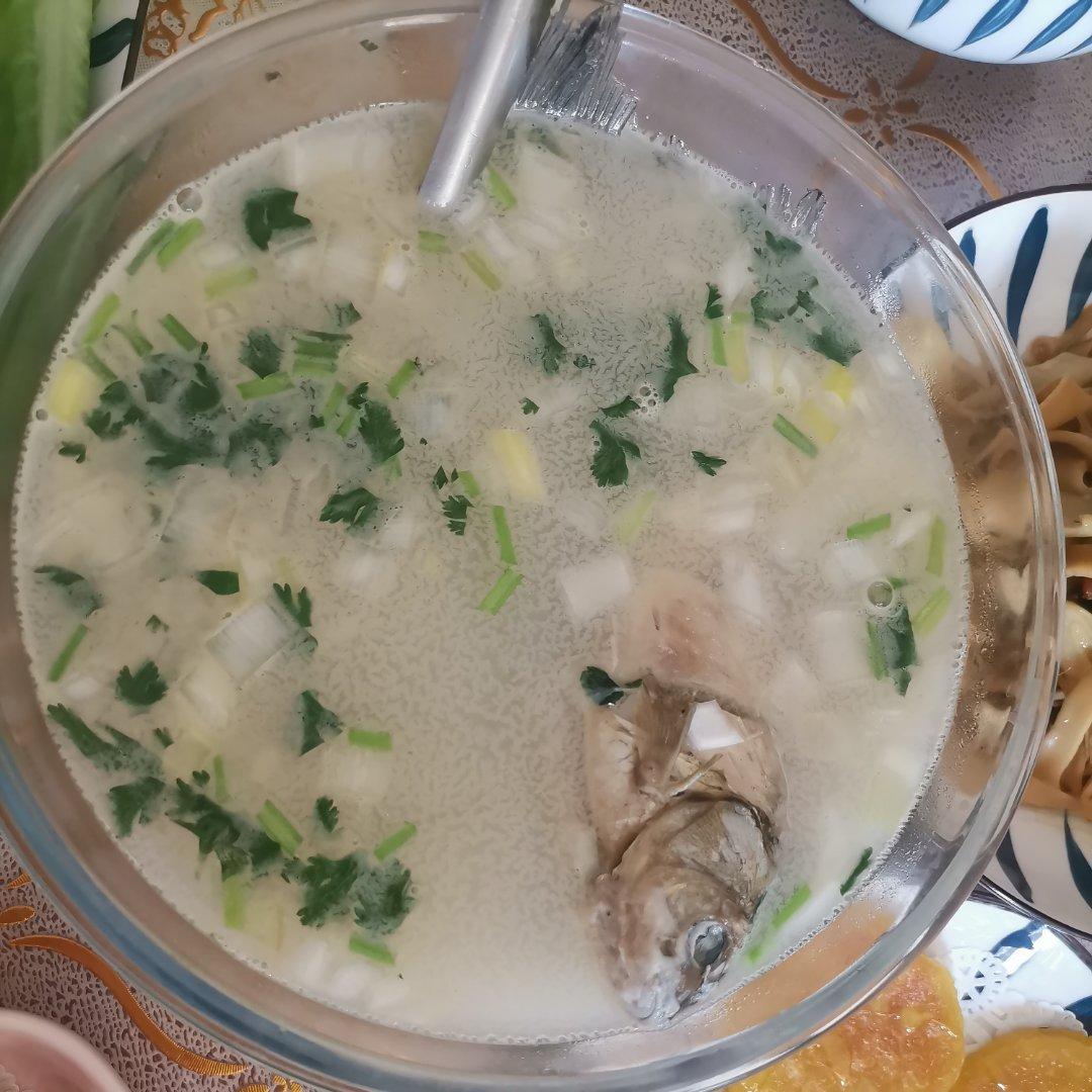 鲜浓鱼汤鲤鱼汤（鲫鱼汤）