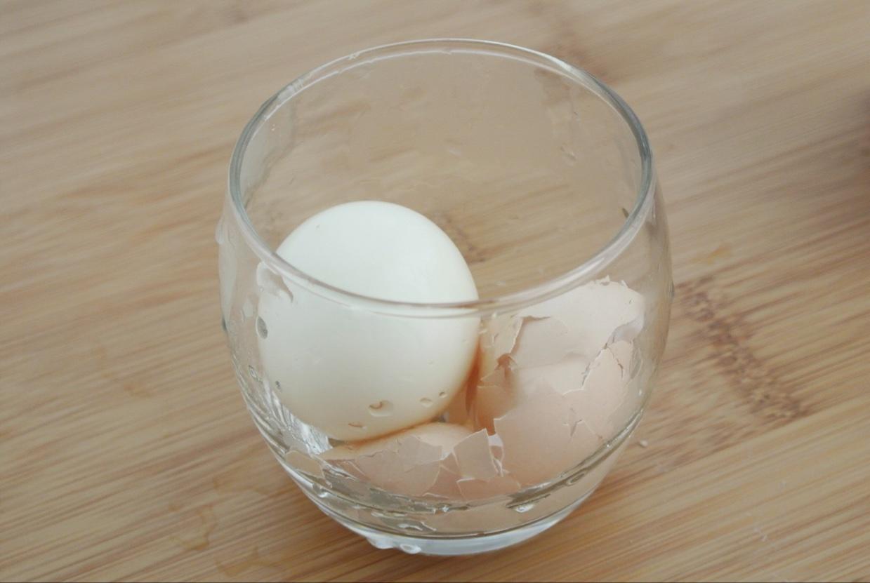 十秒钟快速剥鸡蛋——手不碰就能剥出光滑白嫩鸡蛋的做法
