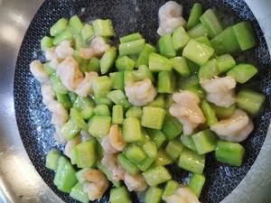 不要小看黄瓜虾仁——多两步，大变化的做法 步骤5
