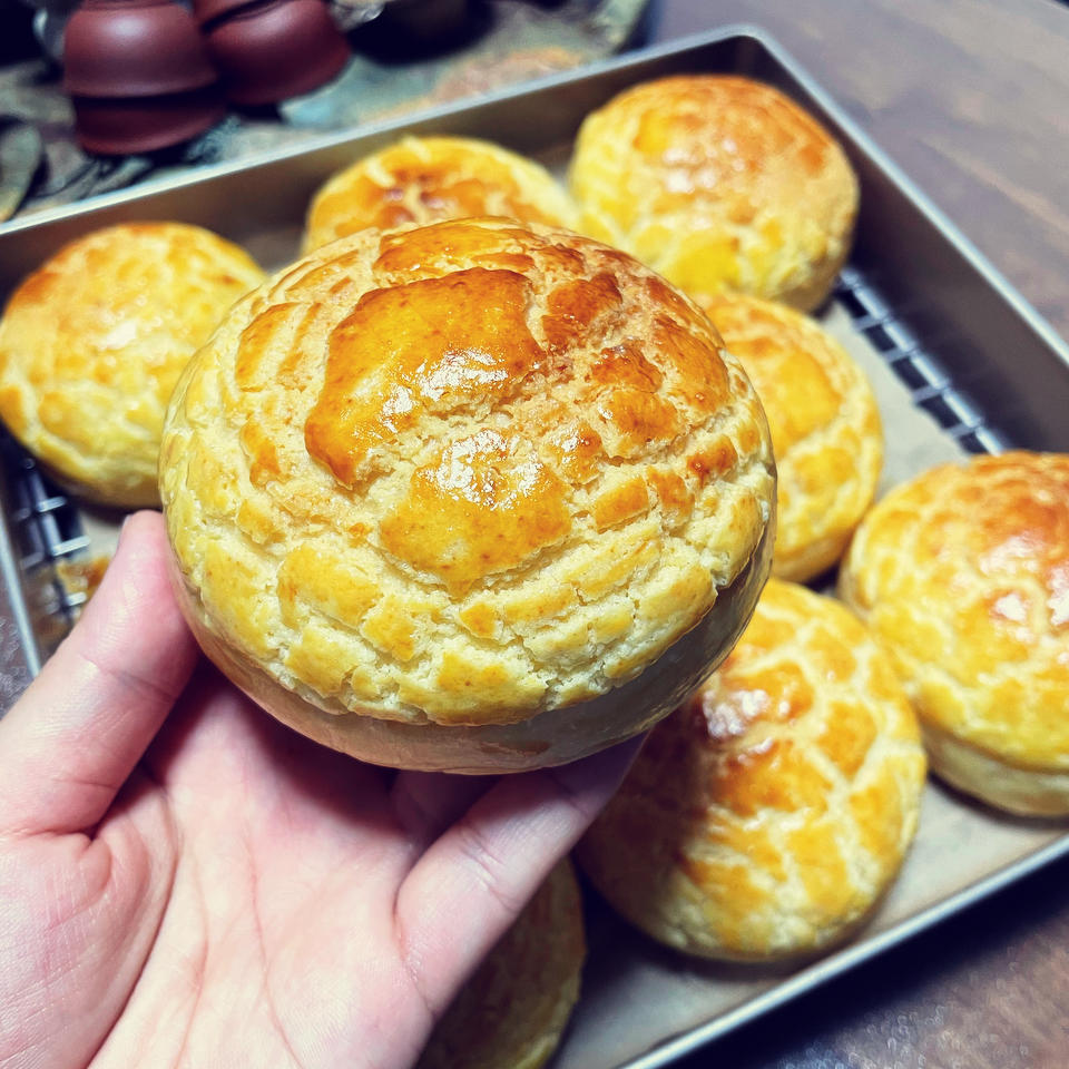 做100款面包の12：在家开茶餐厅!港式菠萝包 –不划格子自然裂开的香酥脆皮！菠萝油/酥皮包