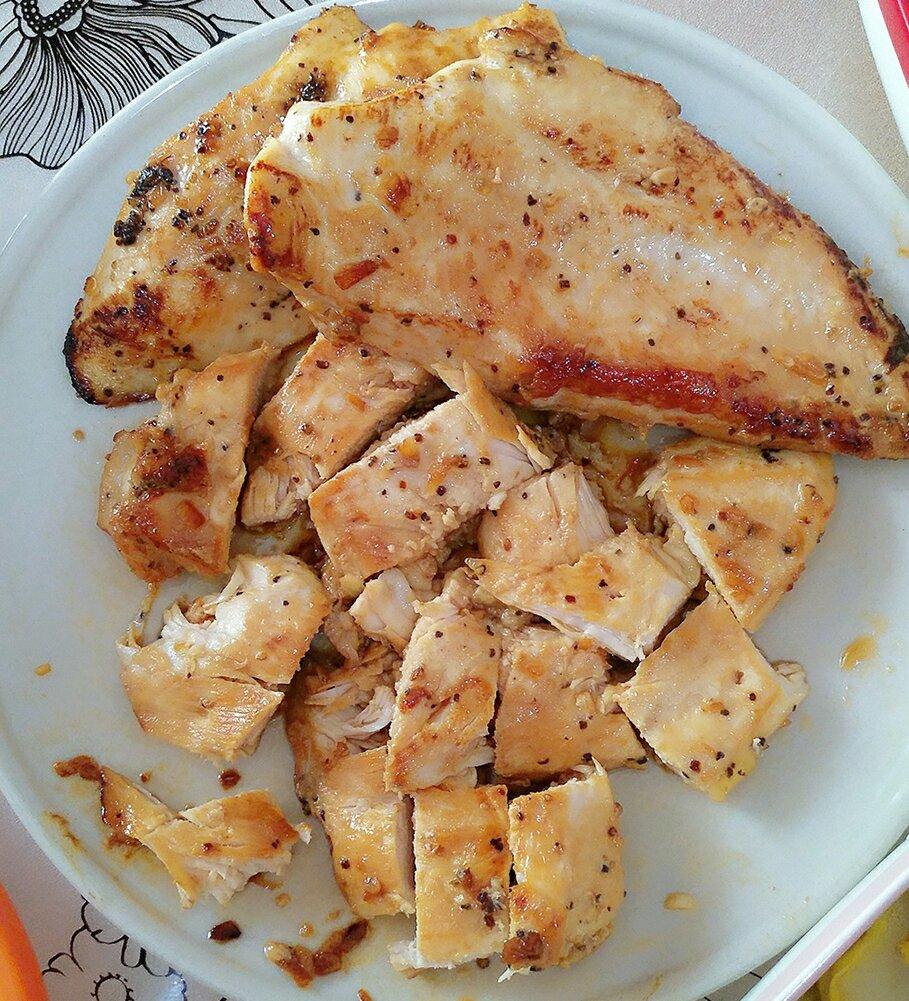 不一样的太太做的酷炫屌炸天好吃的煎鸡胸肉(香蒜蜂蜜煎鸡胸肉)