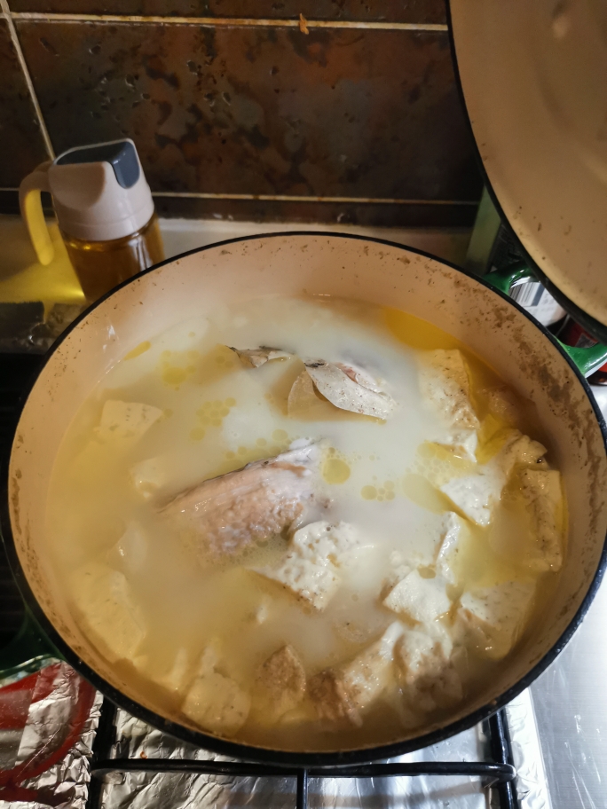 咸肉鱼头豆腐汤的做法 步骤2