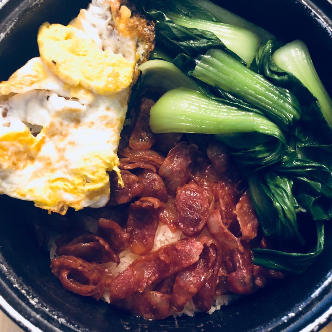 广式腊味煲仔饭