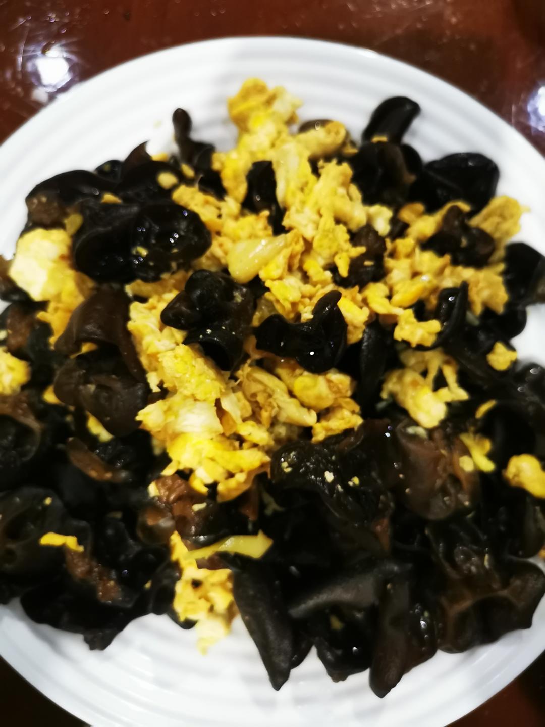 黑木耳青椒炒鸡蛋（营养又下饭）