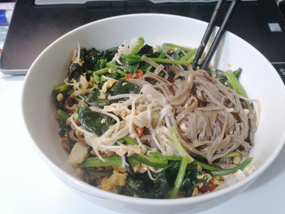 金针菇菠菜鸡蛋拌荞麦面