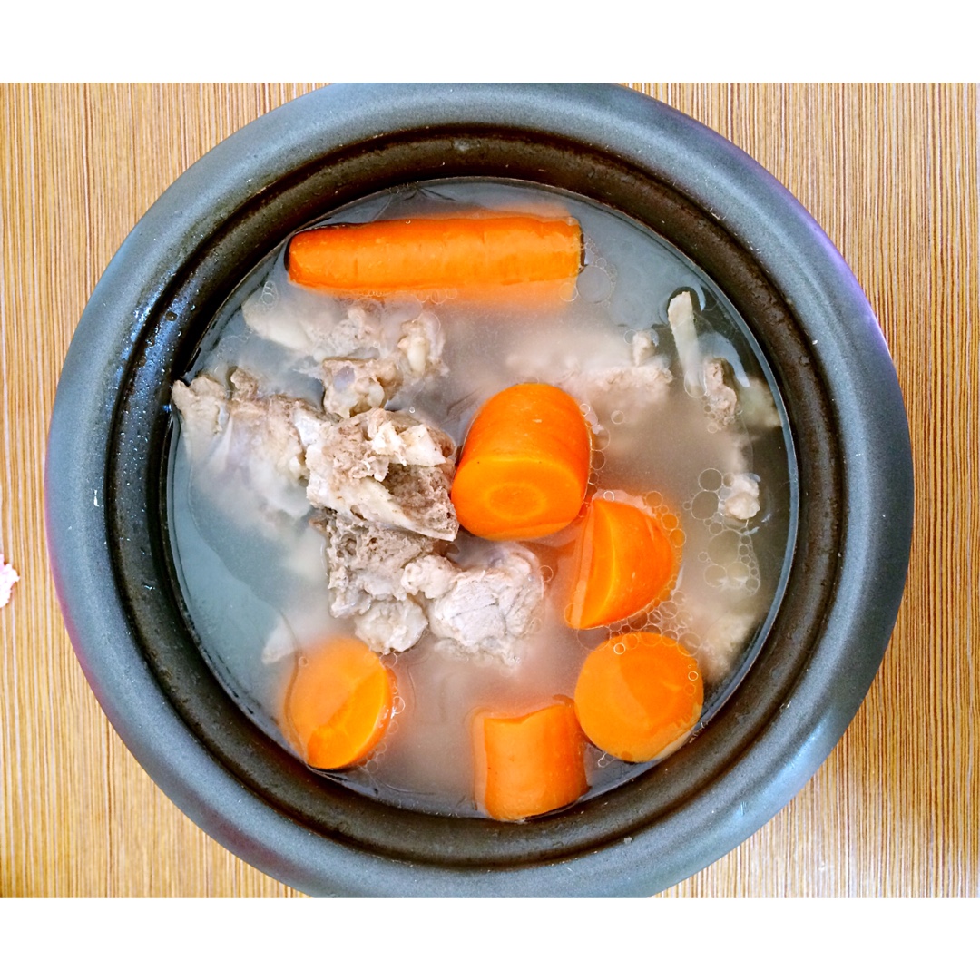 墨鱼仔仔的妈妈做的胡萝卜排骨汤
