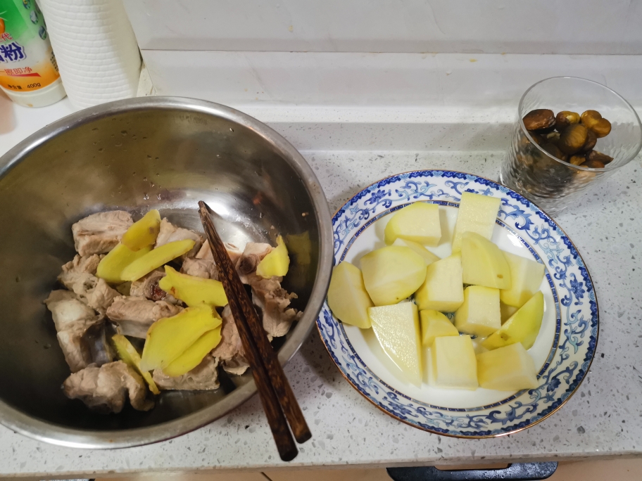土豆板栗炖排骨的做法 步骤1