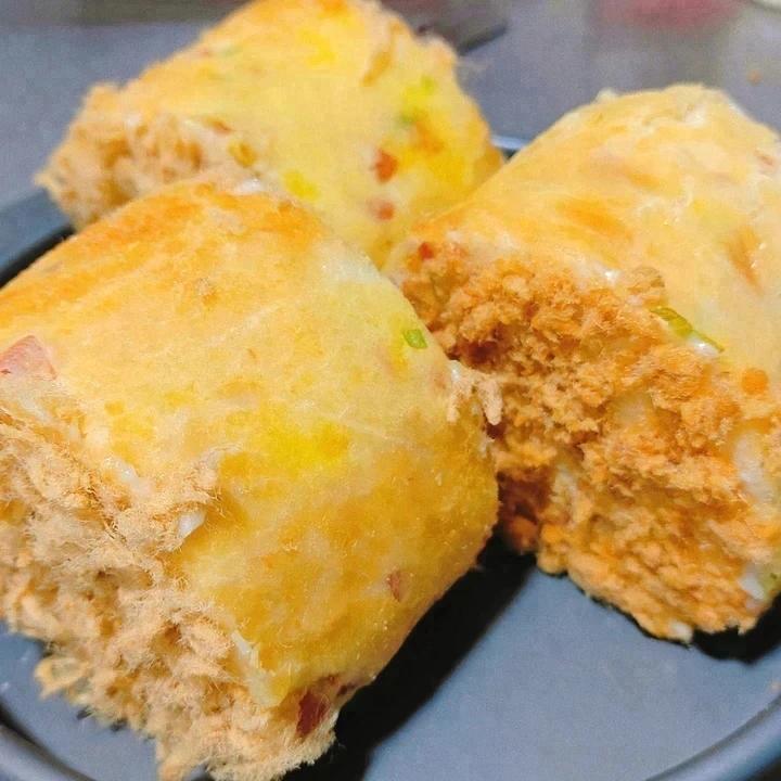 咸香味美，松软可口的肉松面包卷