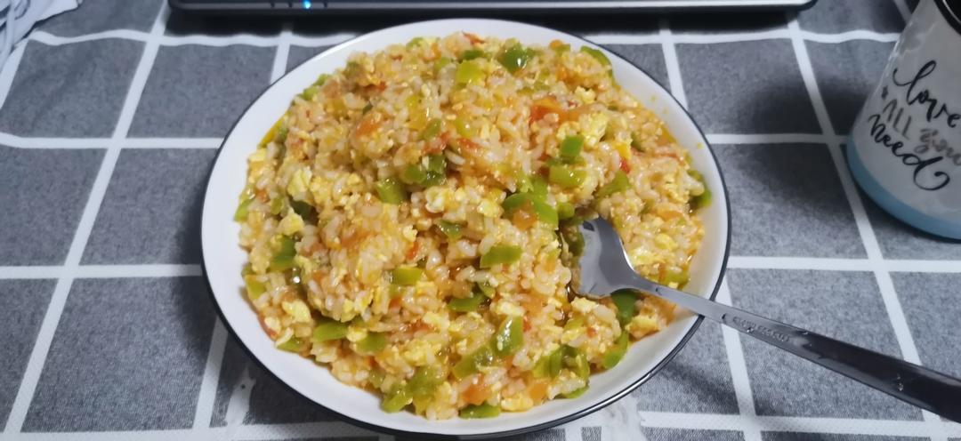 青椒番茄鸡蛋香肠炒饭