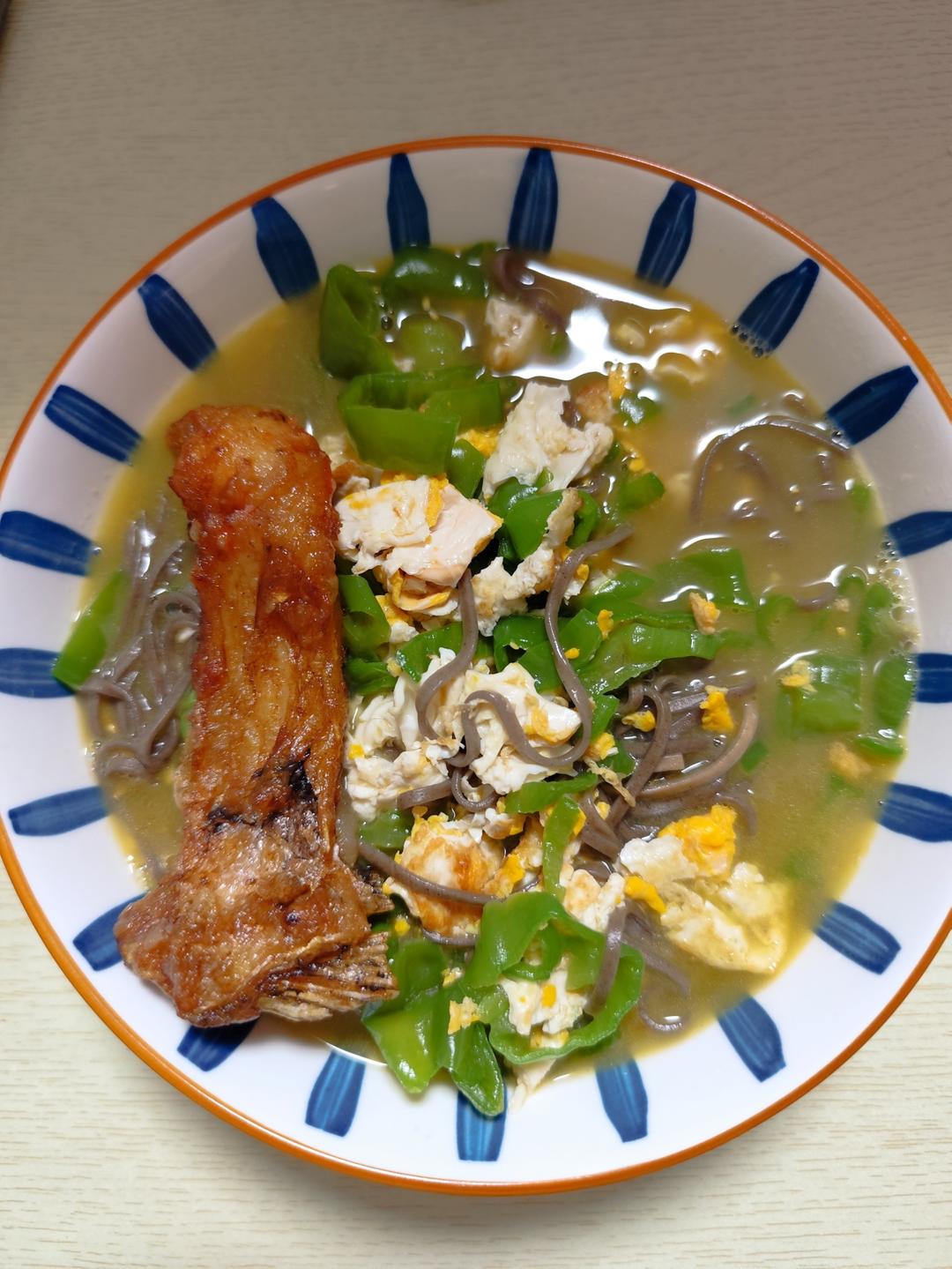 卖相不好但是超级鲜香的青椒鸡蛋汤面！