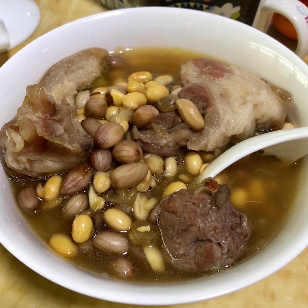 黄豆花生猪脚汤
