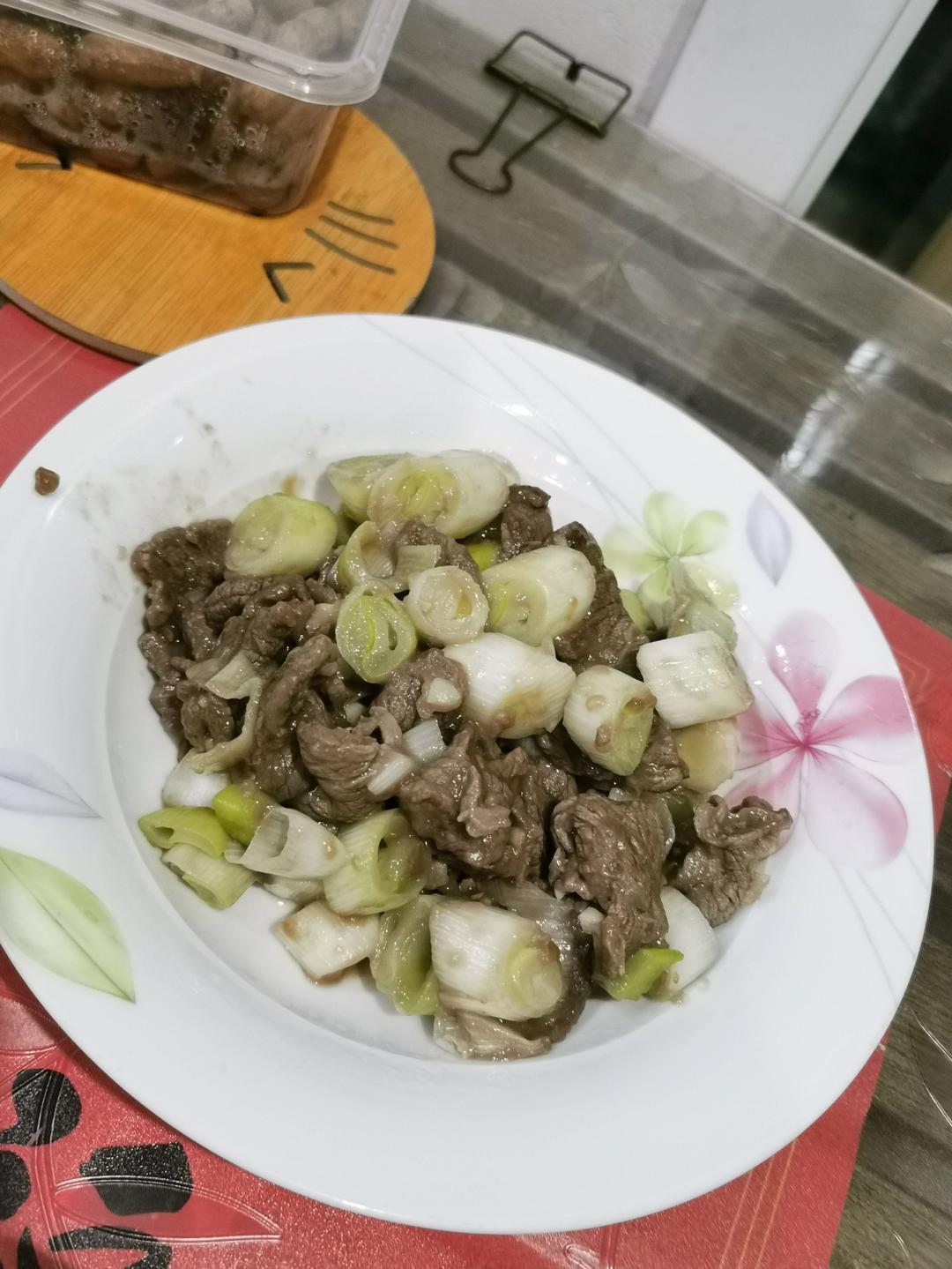 舌頭都吞掉的大蔥牛肉