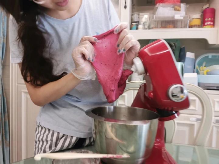 火龙果软欧包，粉嘟嘟～