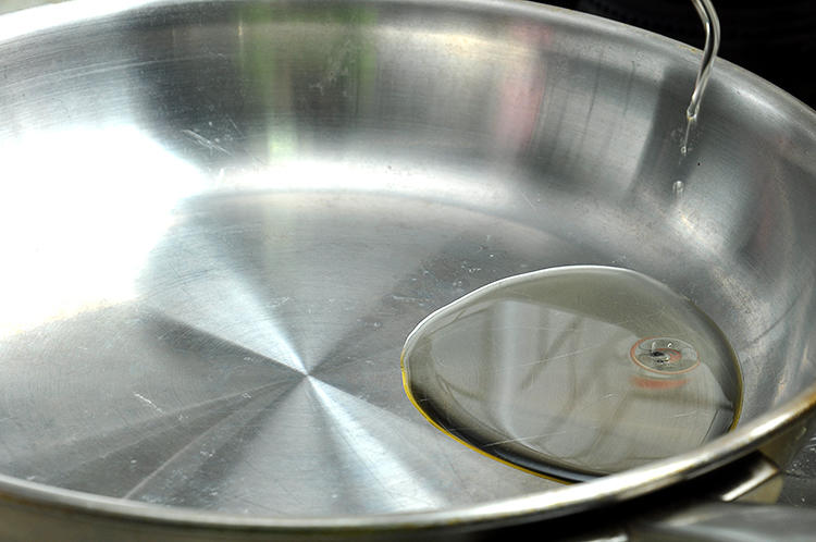 银鱼煎蛋的做法 步骤10