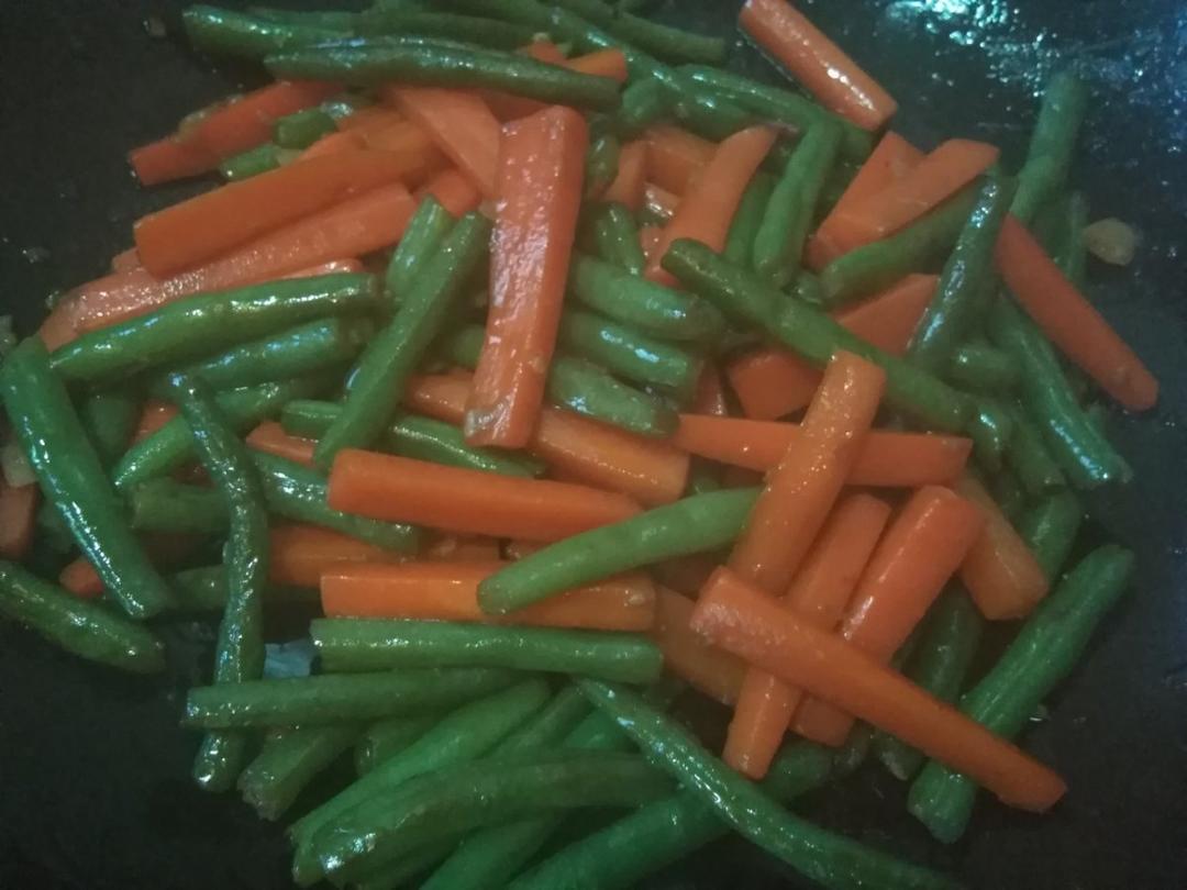 胡萝卜炒四季豆