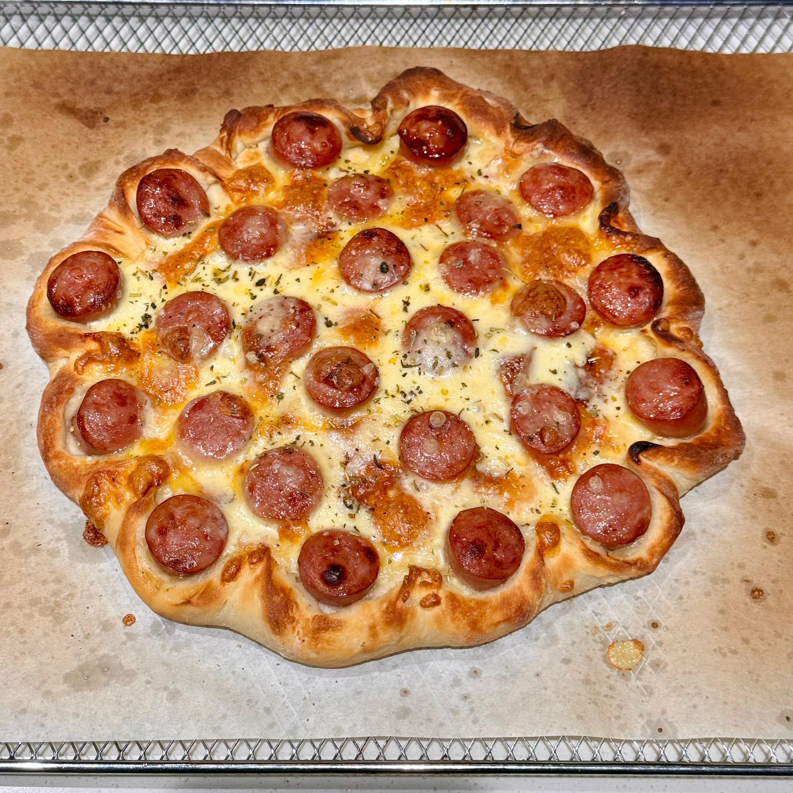 在家也能轻松做出米其林口感的肉肠卷边披萨