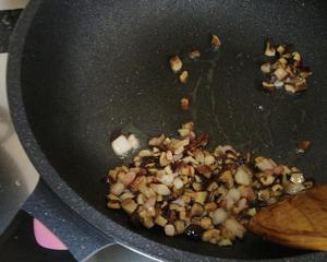 腊肠红薯豆角焖饭的做法 步骤4