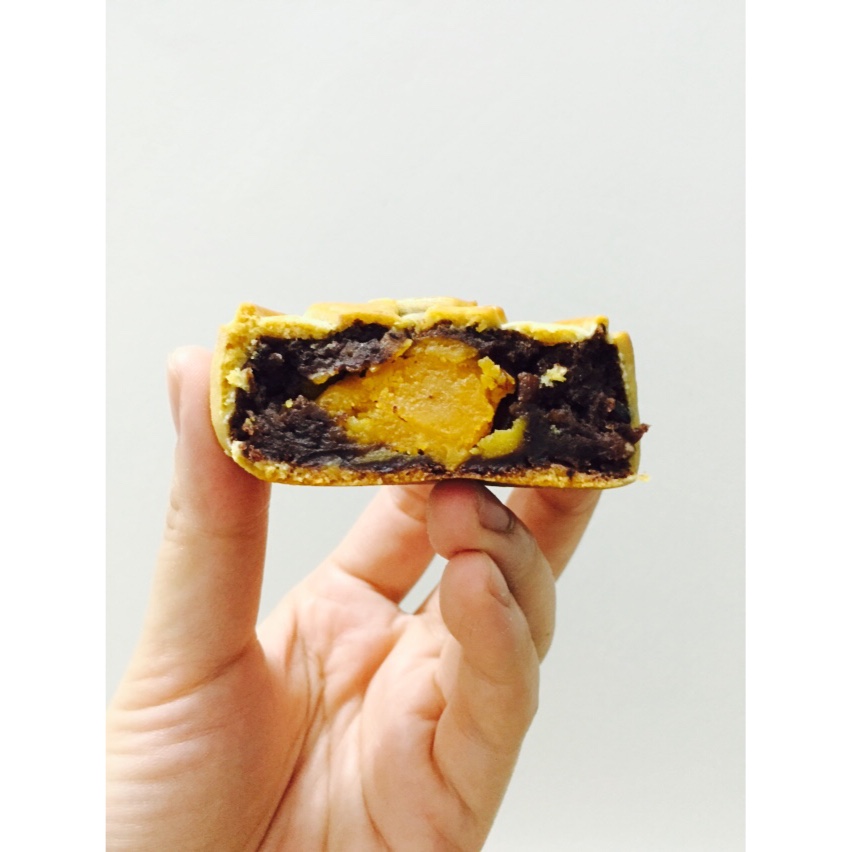广式月饼—蛋黄芝麻月饼