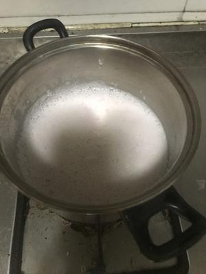 牛奶鸡蛋棉花糖布丁的做法 步骤3