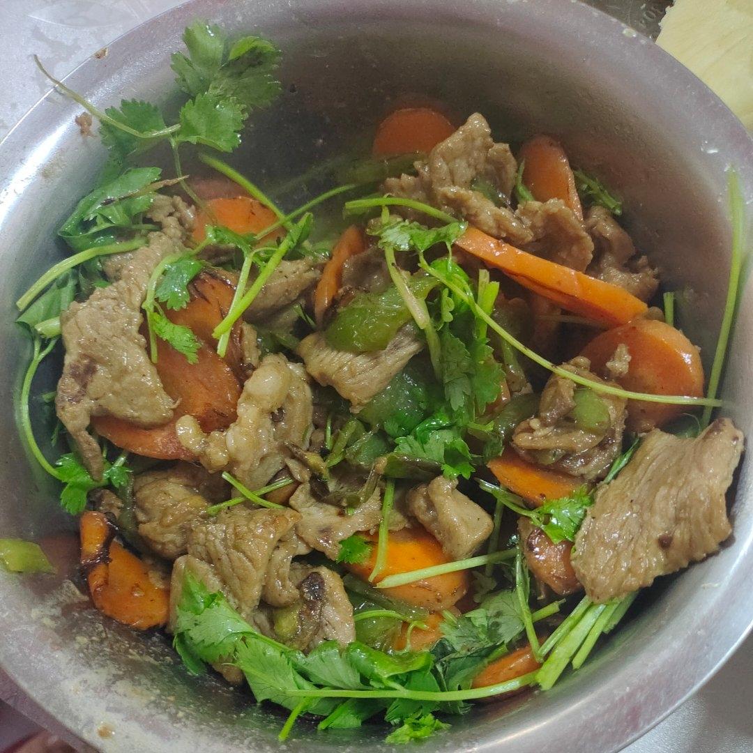 胡萝卜尖椒炒肉片