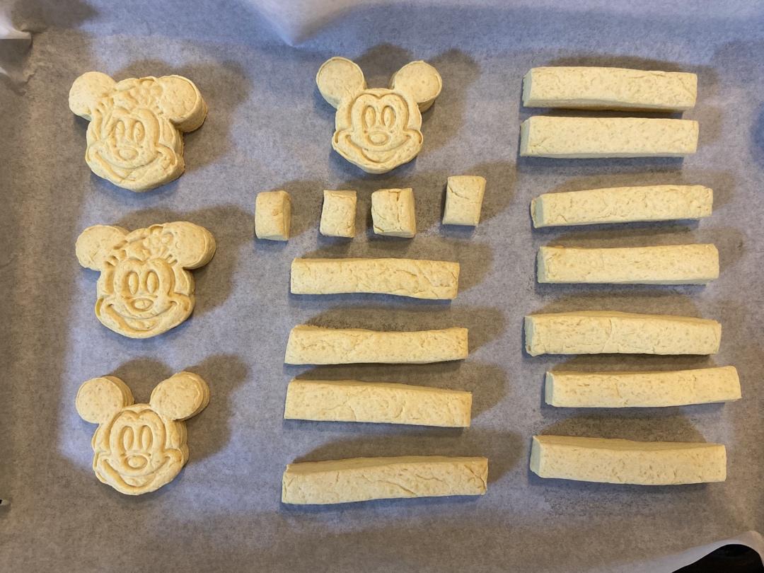 奶棒饼干。硬饼干。