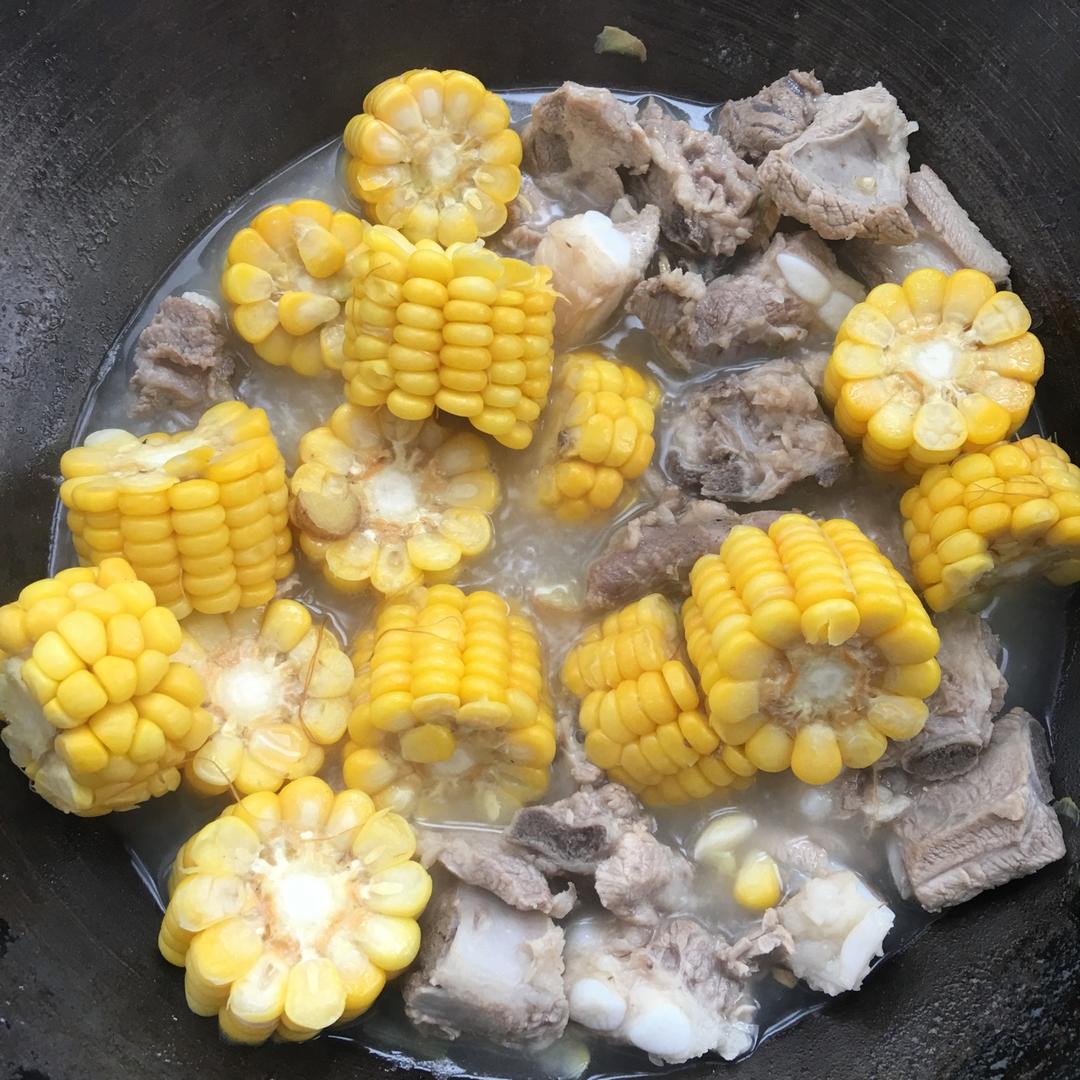 厨师长教你：“玉米排骨汤”的家常做法，营养又美味，先收藏了