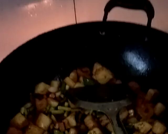 火腿蒜薹炒馒头丁的做法