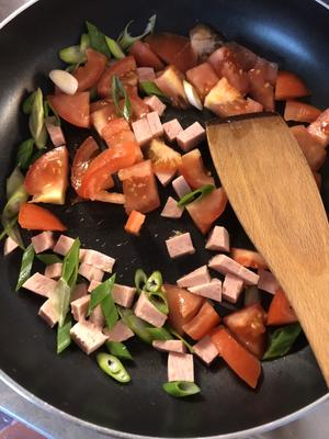 西红柿鸡蛋火腿芝士炒饭的做法 步骤4