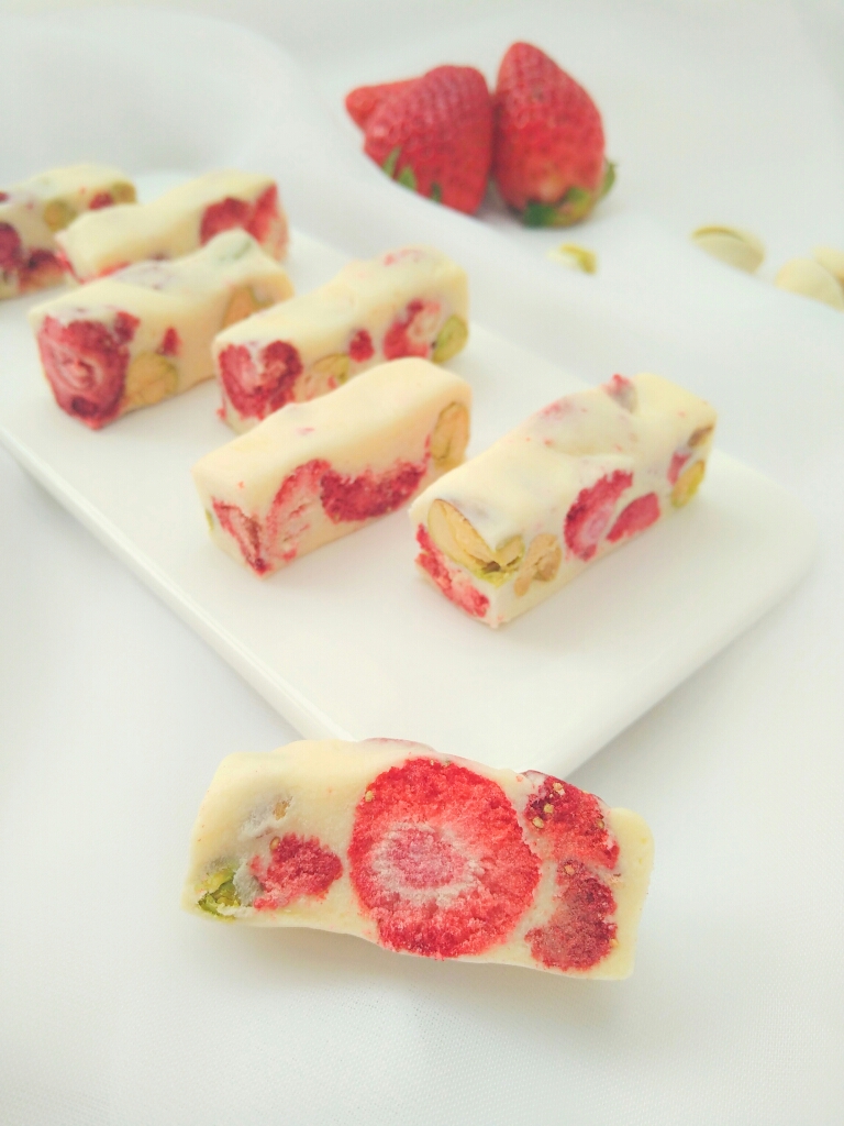 草莓牛轧糖的做法