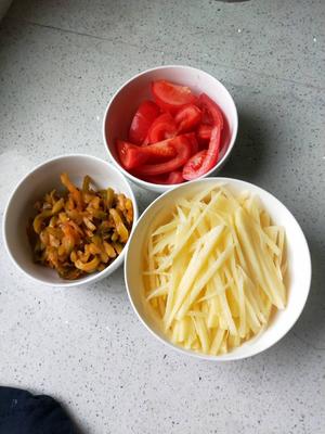 夏日清爽～番茄土豆丝榨菜汤的做法 步骤1