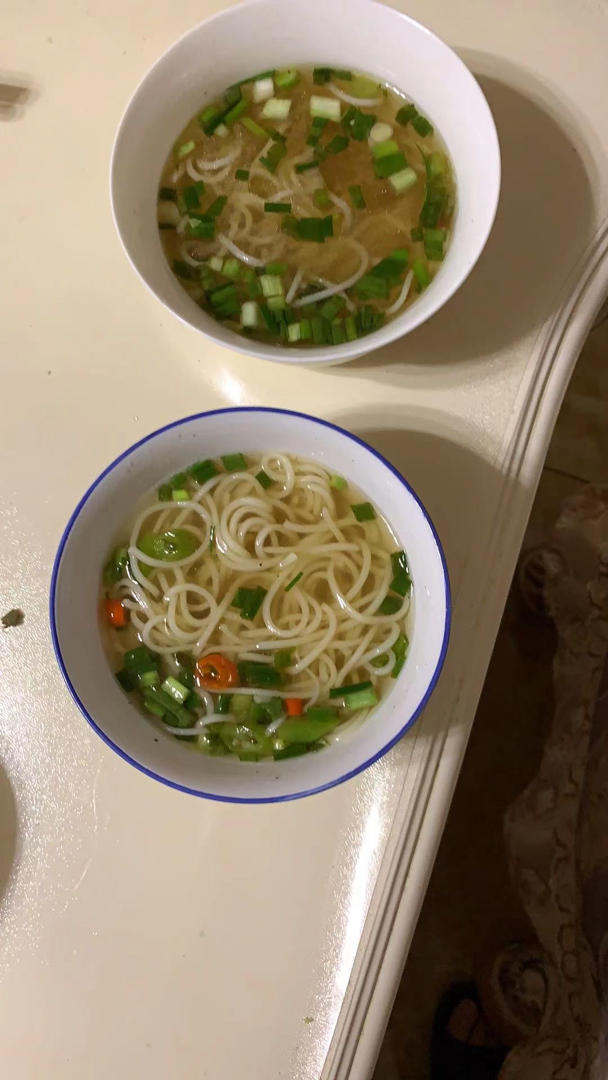 一碗清汤面 🍜 —— 秋日里的治愈系