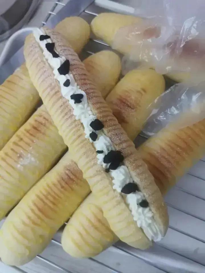 鲜奶油毛毛虫面包
