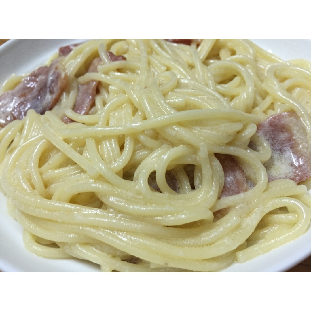 变得更加努力的水瓶子老黙做的白汁蘑菇培根意粉