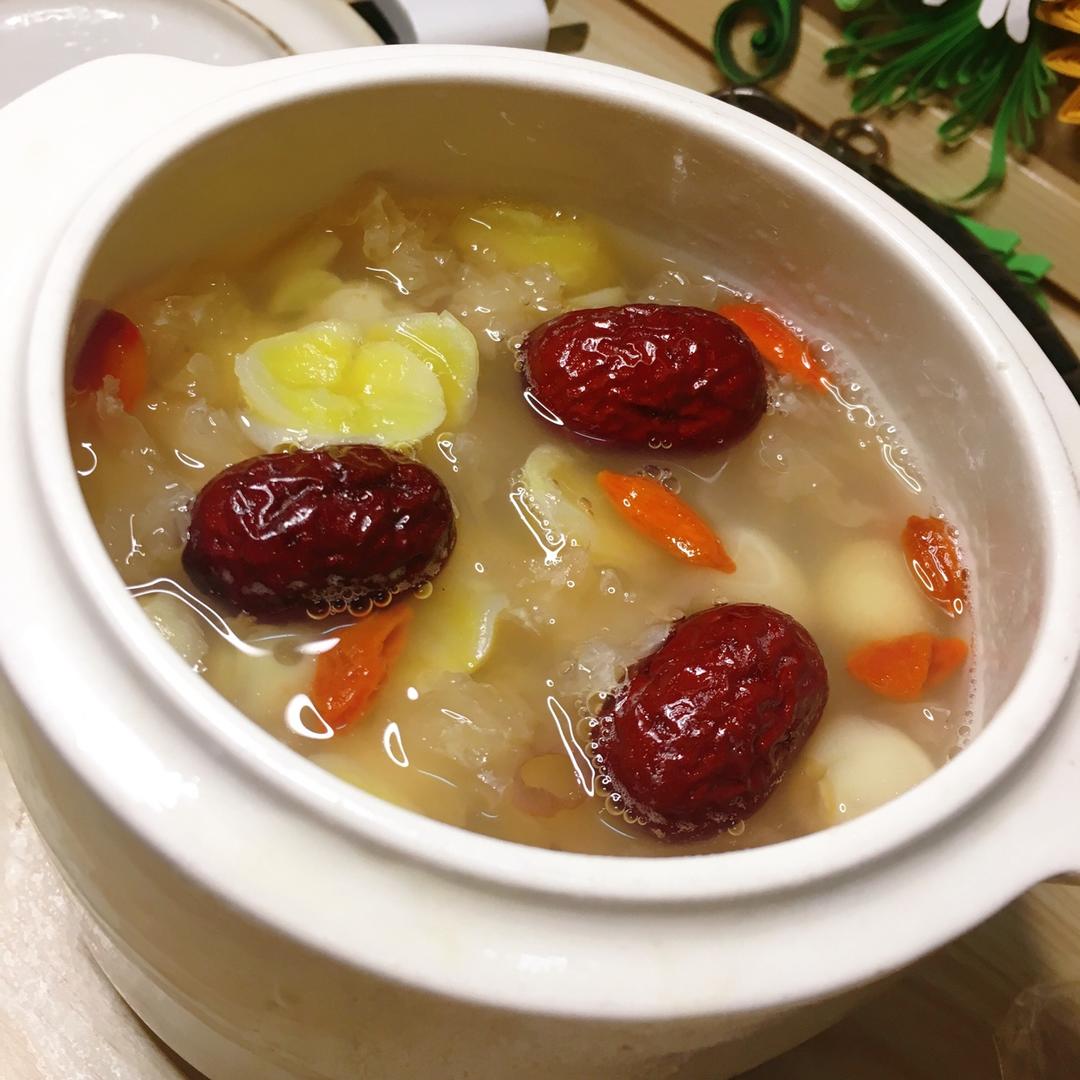 银耳莲子羹～出胶有妙招