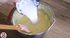 全蛋法打发原味海绵杯子蛋糕的做法 步骤12