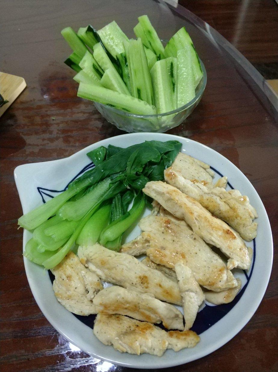 煎鸡胸牛油果酱意面沙拉