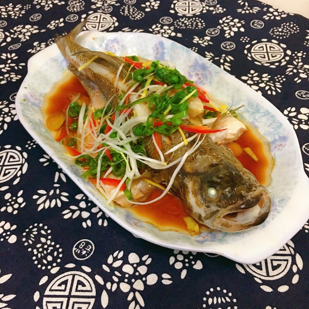 新手家常蒸鱼（附鲜美小秘诀）
