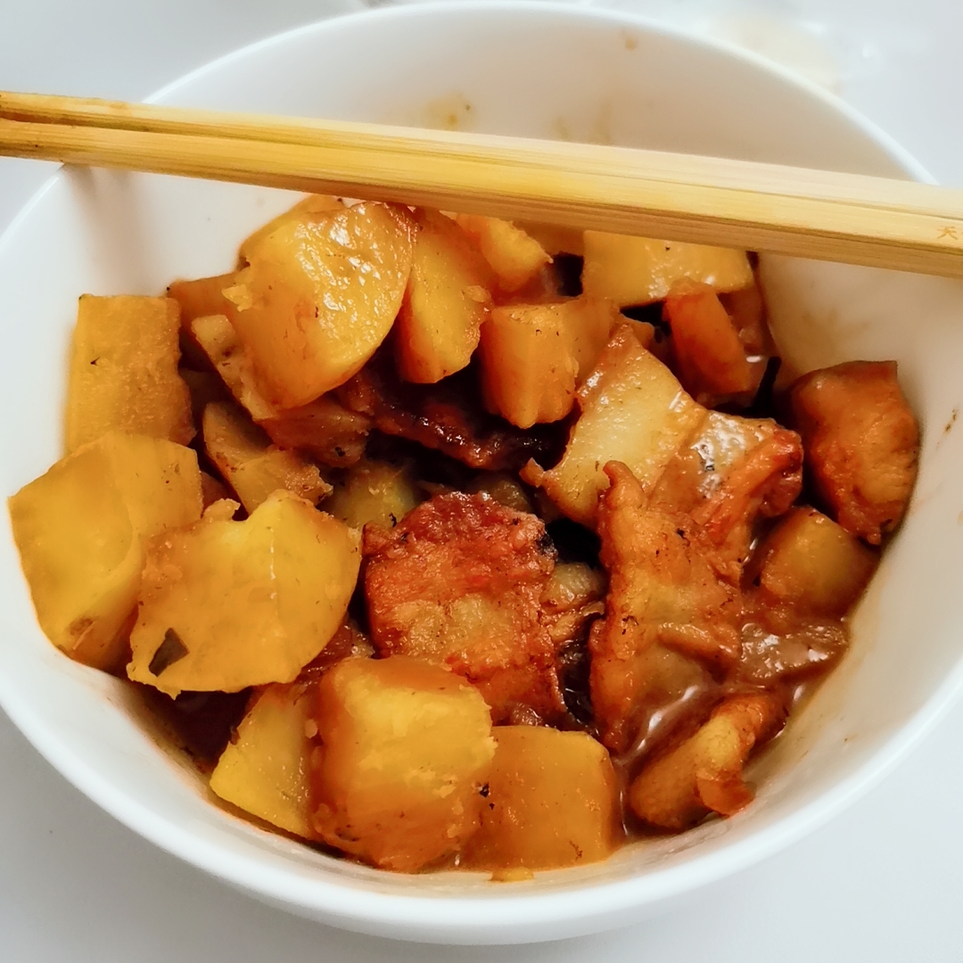 【一人食•小奶锅】软糯超香土豆烧肉的做法