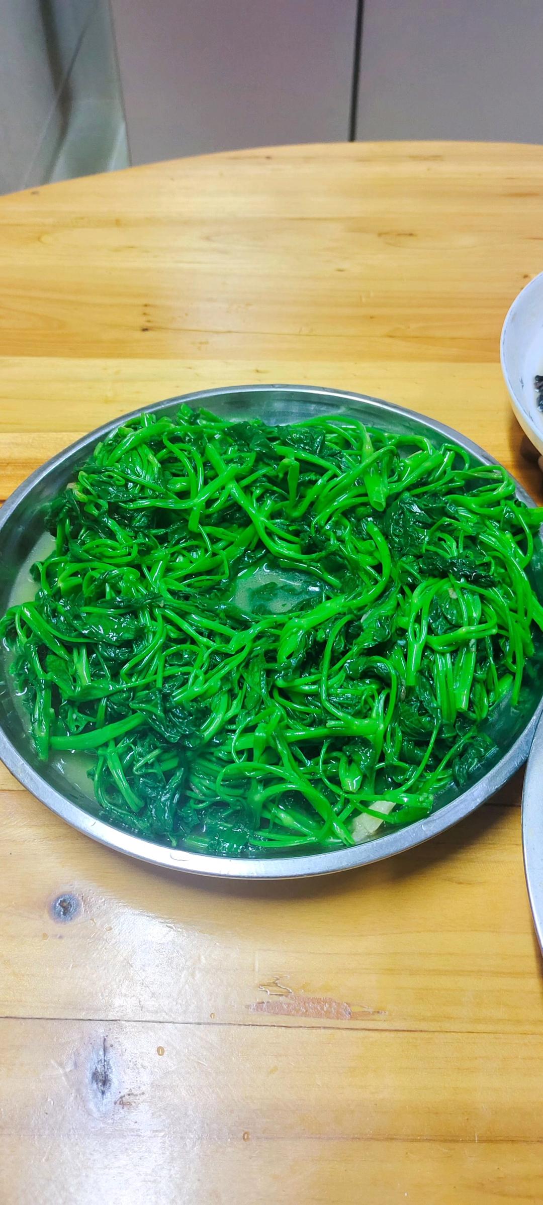 别再做一成不变的空心菜了，教你一招变好吃｜蒜蓉空心菜