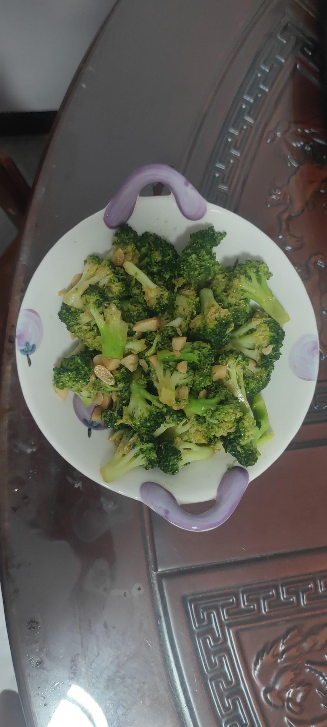 清炒西蓝花，口味清淡，营养价值高