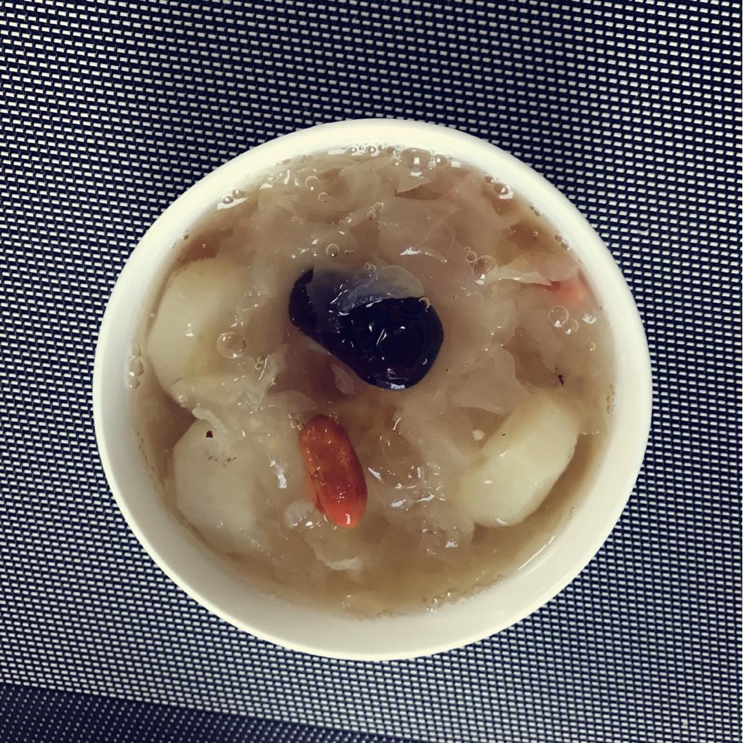 冰糖银耳红枣汤