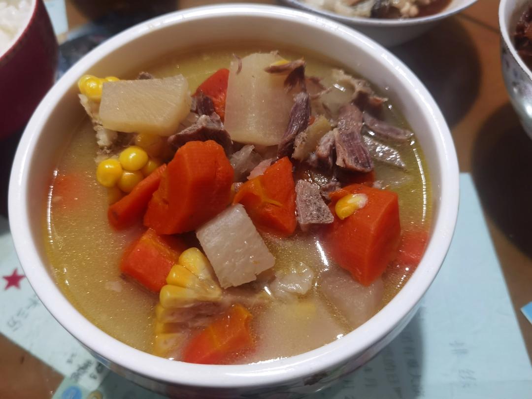 清甜奶白的玉米排骨汤