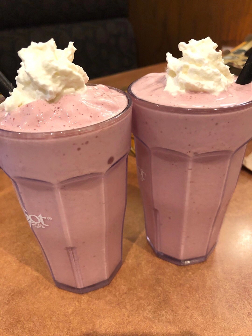 草莓奶昔 strawberry milkshake