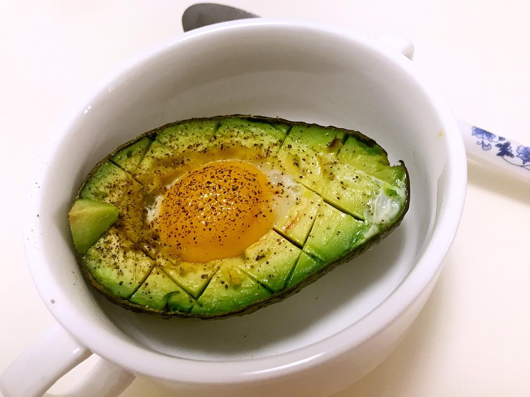 牛油果烤鸡蛋