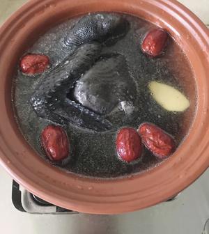 乌鸡汤(红枣、枸杞、没用一滴油、汤鲜肉烂)的做法 步骤3